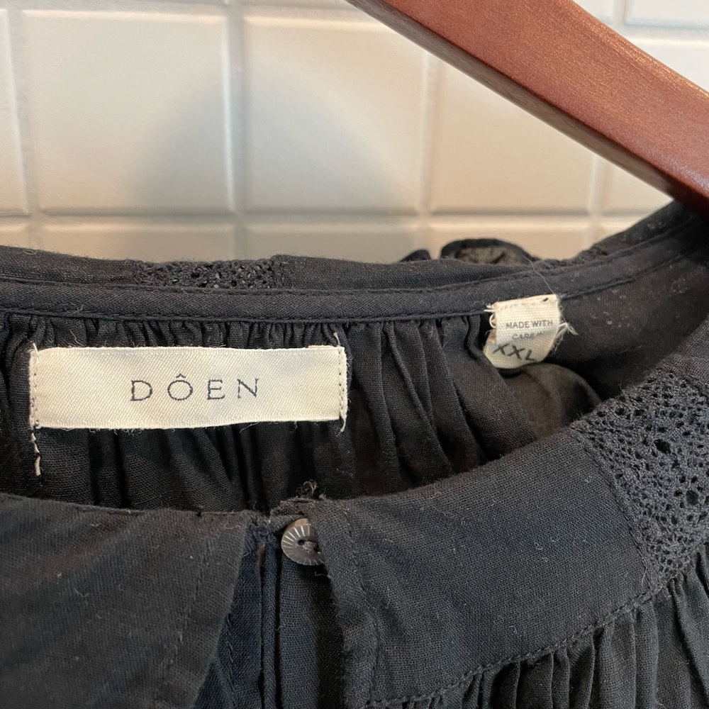 Doen Black V-Neck Lace-Trim Blouse - Picture 5 of 6
